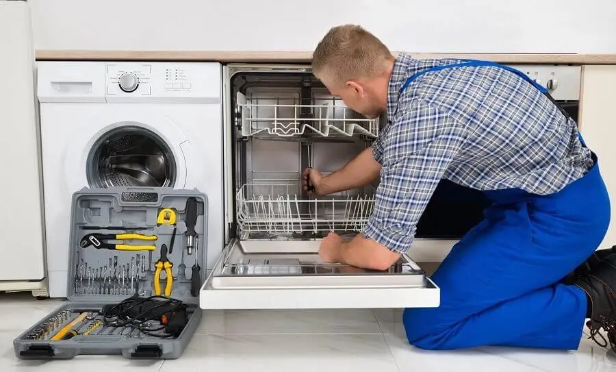 Keçiören Termoteknik servisi teknisyen ekibi beyaz eşya tamiri yaparken